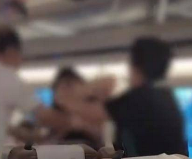 女子高铁座位被占换回后遭3人殴打，警方已介入