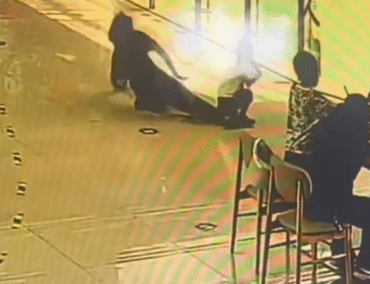 郑州女子与小孩相撞后脚部骨折_现代网新闻频道