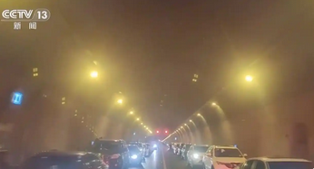 近千辆车45度斜停为救护车让路：文明出行的最美风景_现代网新闻频道