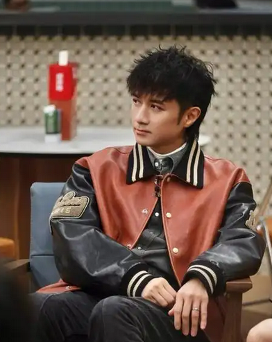 古巨基李昊十指紧扣上台领奖,网友:这是什么神仙友情!_现代网新闻频道