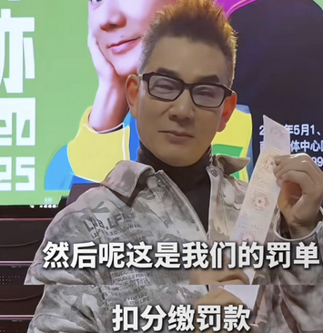 知名歌手任贤齐在南京因骑摩托车被交警开罚单的消息引发了广泛关注_现代网新闻频道