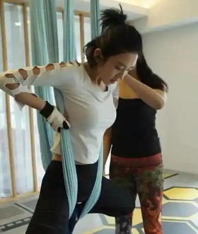 唐艺昕腰身比引热议!明星身材管理的秘密_现代网新闻频道