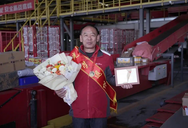 北漂快递大叔的退休生活：首笔退休金10780元_现代网新闻频道