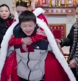 年幼弟弟力排众议背姐姐出嫁，感人一幕温暖全网_现代网新闻频道