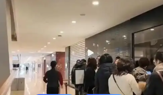 金价跳水引发抢购潮,凌晨4点排队买黄金!_现代网新闻频道