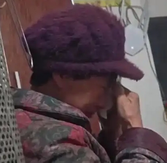 奶奶不舍孙子离家，餐桌前泣不成声，亲情画面催人泪下_现代网新闻频道