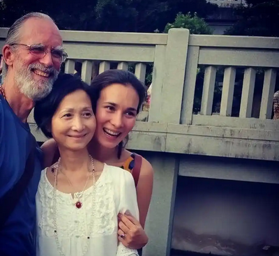 韩庚用AI“复活”卢靖姗父母！科技与情感的完美结合_现代网新闻频道