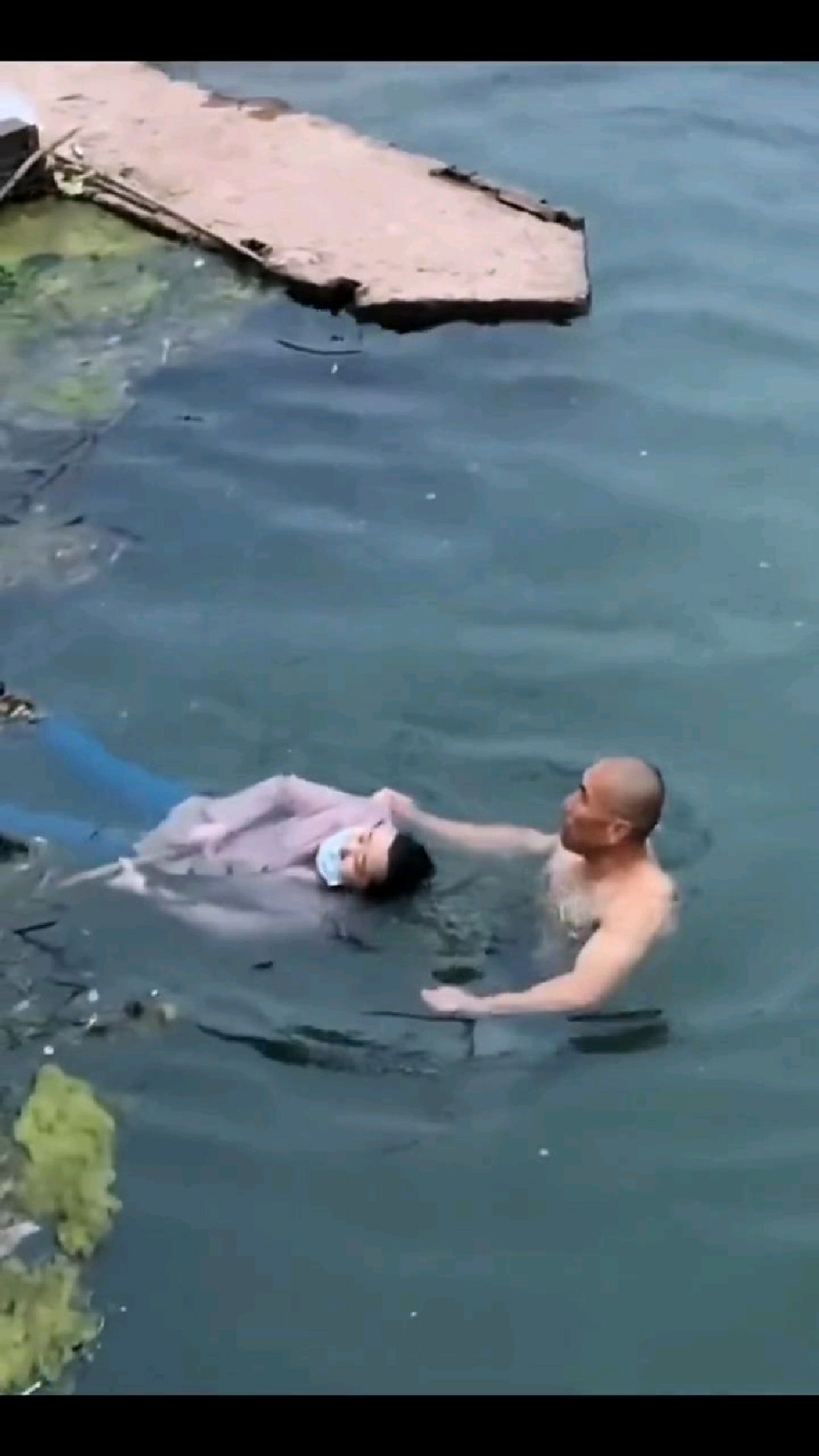 女子冬泳掉入冰窟窿,同行大哥救起:寒冬中的温暖瞬间_现代网新闻频道