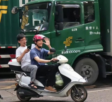 女生称面试王安宇新剧电动车被聘了,职场奇遇引热议_现代网新闻频道