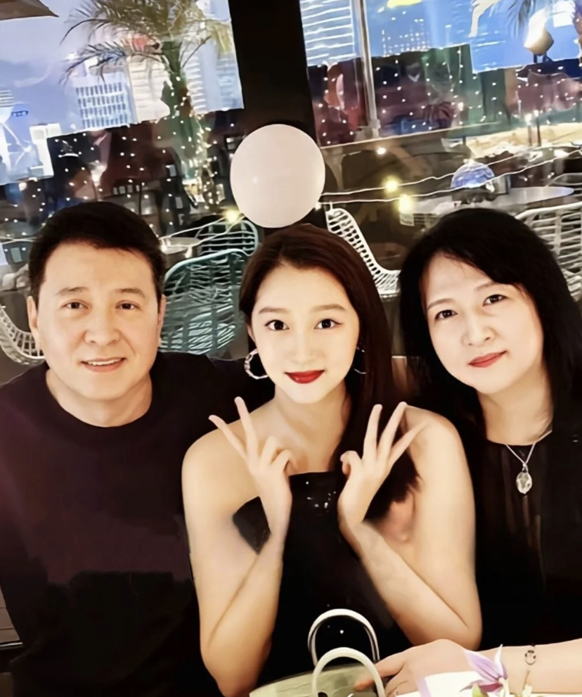 曝关晓彤父母对鹿晗很满意:两人感情稳定,好事将近?_现代网新闻频道