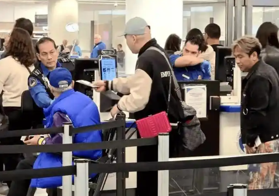 赵本山坐轮椅现身机场,知情人透露原因:旧疾复发,暂无大碍_现代网新闻频道