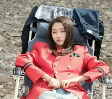 关晓彤片场收工后独自乘车回家,低调作风引网友点赞_现代网新闻频道