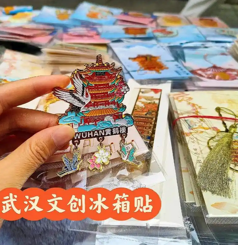 黄鹤楼夜光冰箱贴爆火，3天售罄：文创产品成旅游新宠_现代网新闻频道