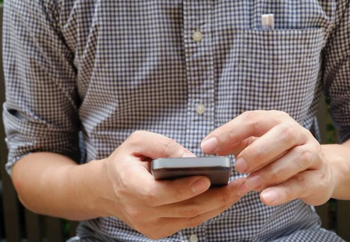 一向节俭的父亲为微短剧充值3万多元！揭秘微短剧的魔力_现代网新闻频道