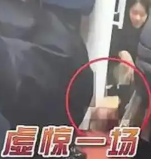 女子地铁内躺地上睡着,称是太困了_现代网新闻频道