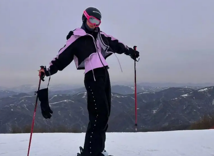 张馨予滑雪照500元引热议 明星消费观再成焦点_现代网新闻频道