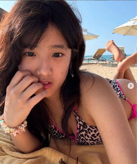 贾静雯大女儿晒海边比基尼照,网友惊呼:基因太强大!_现代网新闻频道