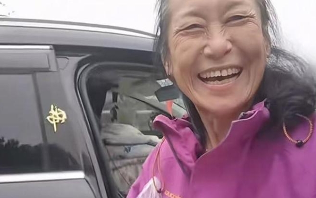 69岁阿姨自驾环游中国走出抑郁：一场关于自我救赎的公路诗篇_现代网新闻频道