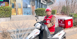 两名骑手合力救助摔伤男子:温暖人心的街头正能量_现代网新闻频道