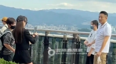 汪小菲Mandy带女儿小玥儿寺庙祈福,一家三口温馨同框引热议!_现代网新闻频道