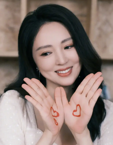 董璇晒美照庆祝妇女节！笑容灿烂双手比心爱意满满_现代网新闻频道
