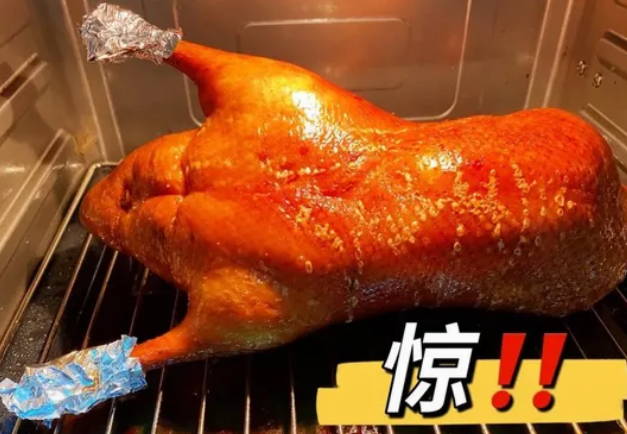 脆皮烤鸭的匠心独运:从腌制到烘烤的艺术_现代网新闻频道