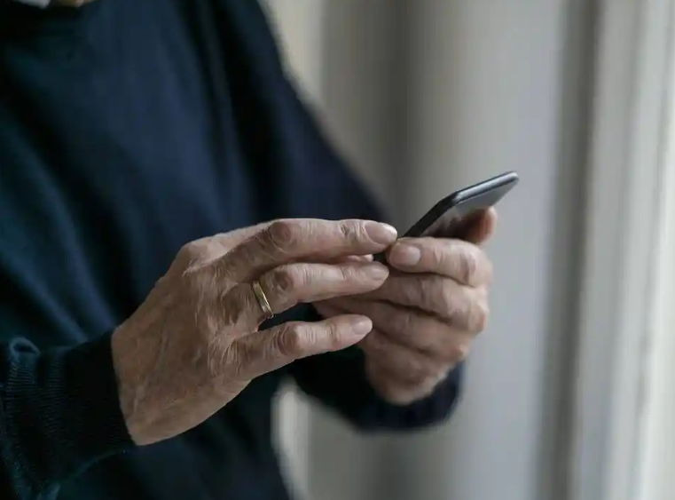 老人夜间刷手机险失明，专家呼吁注意用眼健康_现代网新闻频道