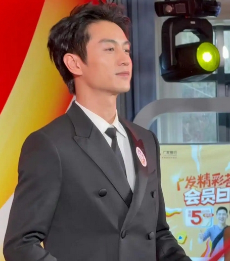 陈晓离婚后状态曝光:从低谷到重生,他的生活发生了什么变化?_现代网新闻频道