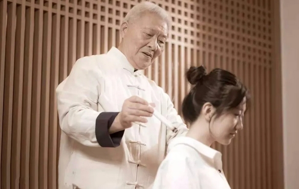 艾灸一次相当于跑步三小时？揭秘艾灸的健康功效_现代网新闻频道