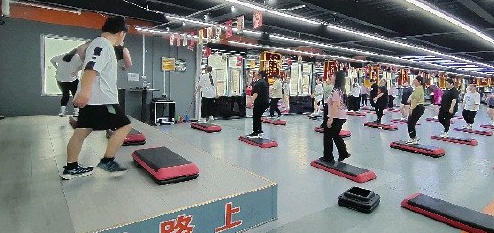 高效瘦手臂训练:科学告别“拜拜肉”_现代网新闻频道