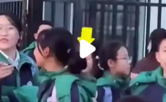 “接娃神器”火了！家长直呼：这设计太贴心！_现代网新闻频道