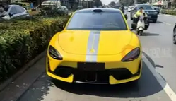 二手平台现9.9元SU7 Ultra车标:是山寨还是恶搞?_现代网新闻频道