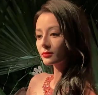 迪丽热巴大波浪发型回归,网友:女神范儿十足!_现代网新闻频道