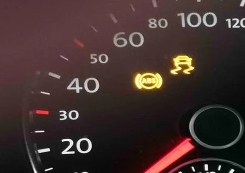 汽车abs指示灯亮起是什么原因？常见原因及解决方法全解析！_现代网新闻频道