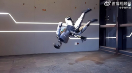 宇树员工围观SU7 Ultra：科技与未来的碰撞_现代网新闻频道