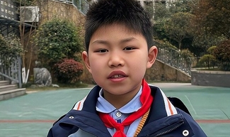 电话手表打120的男孩获全校表扬：儿童安全设备选购指南_现代网新闻频道