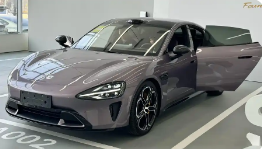 国内首台霞光紫小米SU7创始版被卖_现代网新闻频道