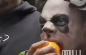 甲亢哥不剥皮直接吃路人递的耙耙柑_现代网新闻频道