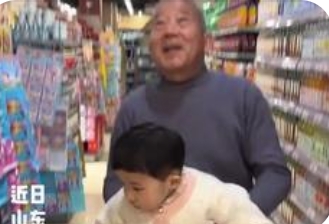 74岁父亲接5岁女儿放学：跨越岁月的温暖守护_现代网新闻频道