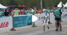 人类与人形机器人共跑半程马拉松_现代网新闻频道