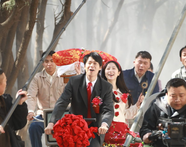 魏大勋周雨彤化身90年代新婚夫妻，演绎北影节主题短片温情故事_现代网新闻频道