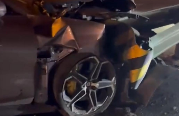 男子开小米SU7用自驾模式撞上护栏_现代网新闻频道