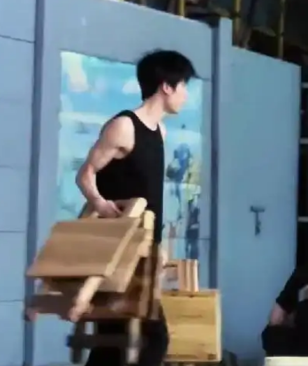 长沙麻辣烫店因“高颜值店员”意外走红_现代网新闻频道