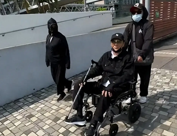 88岁谢贤坐轮椅现身_现代网新闻频道