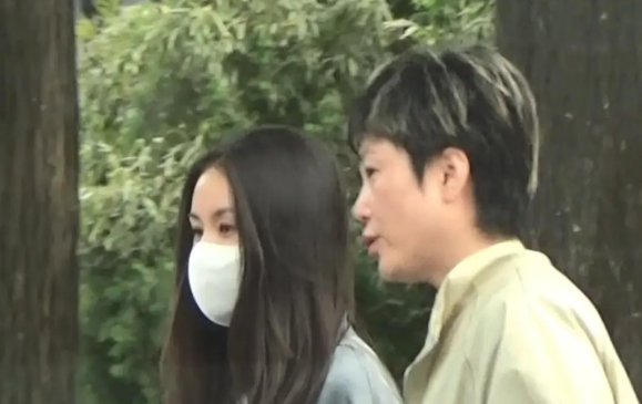 王子文咖啡店与友人惬意聚会_现代网新闻频道