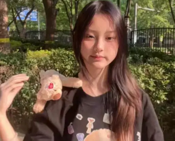 李小璐女儿频繁晒童年片段,母女情深引共鸣_现代网新闻频道