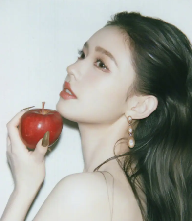 林允最新撕拉片甜美可爱,骨相优势引热议_现代网新闻频道