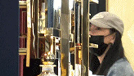 张雨绮逛街买香水,展现精致生活态度_现代网新闻频道