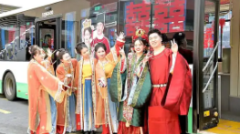 武汉新人用520路公交当婚车:低碳浪漫诠释“我爱你”_现代网新闻频道