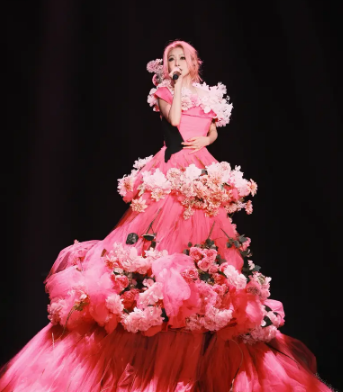 43岁薛凯琪化身甜美花仙子,岁月不败美人风采依旧_现代网新闻频道